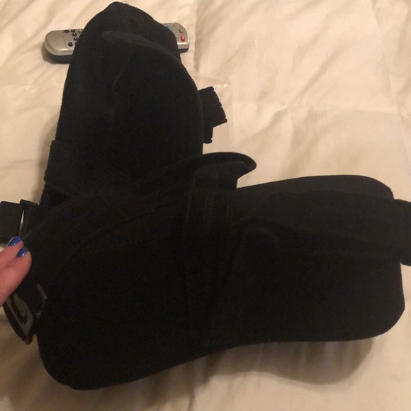 UltraSwing III Black Medium Shoulder Brace - Picture 5 of 9